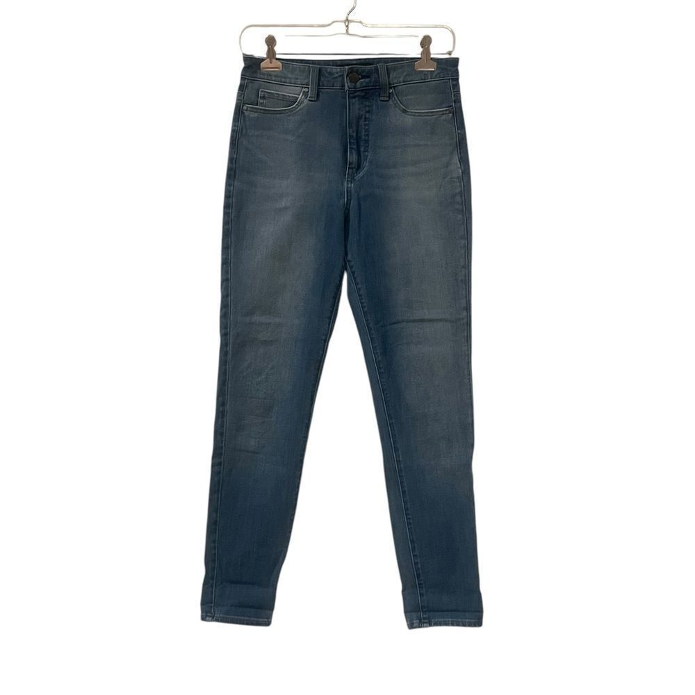 Uniqlo jeans light wash skinny jeans. Size 26